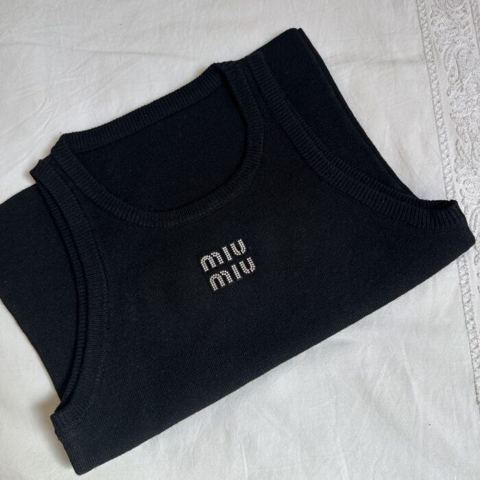 Top Summer Noir et paillettes