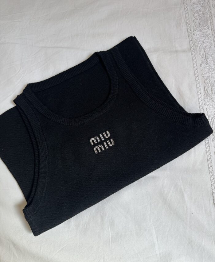 Top Summer Noir et paillettes